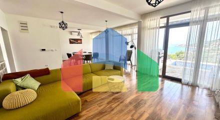 Дом с видом на море и бассейном на Утехе - 375.000 евро