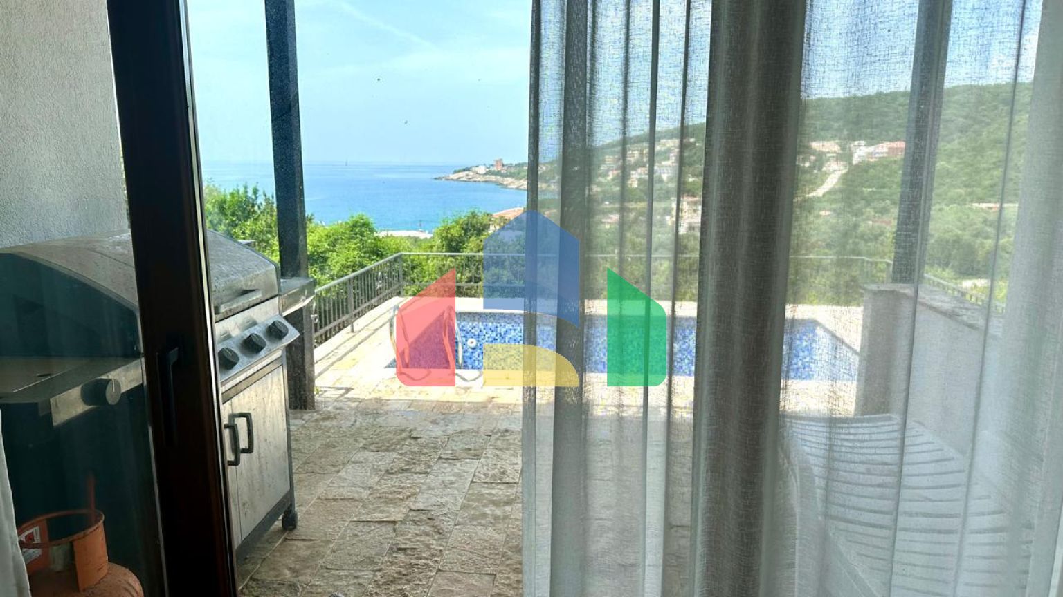 Дом с видом на море и бассейном на Утехе - 375.000 евро