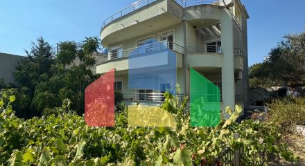 Spacious house with apartments 30 meters from the sea in Uteha with a recreation area and a garden on the plot