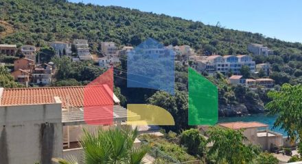 Spacious house with apartments 30 meters from the sea in Uteha with a recreation area and a garden on the plot