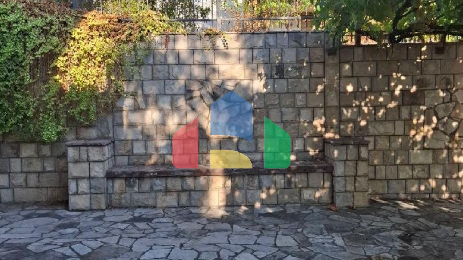 Просторный дом с апартаментами в 30 метрах от моря в Утехе с зоной отдыха и сада на участке