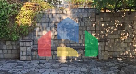 Просторный дом с апартаментами в 30 метрах от моря в Утехе с зоной отдыха и сада на участке