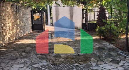 Просторный дом с апартаментами в 30 метрах от моря в Утехе с зоной отдыха и сада на участке