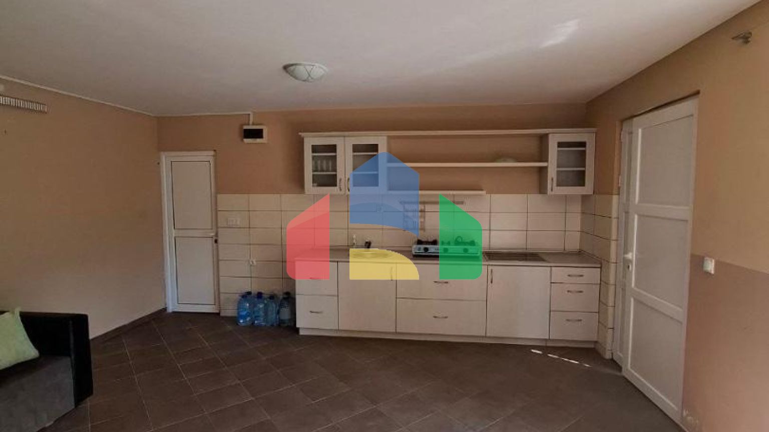 Просторный дом с апартаментами в 30 метрах от моря в Утехе с зоной отдыха и сада на участке