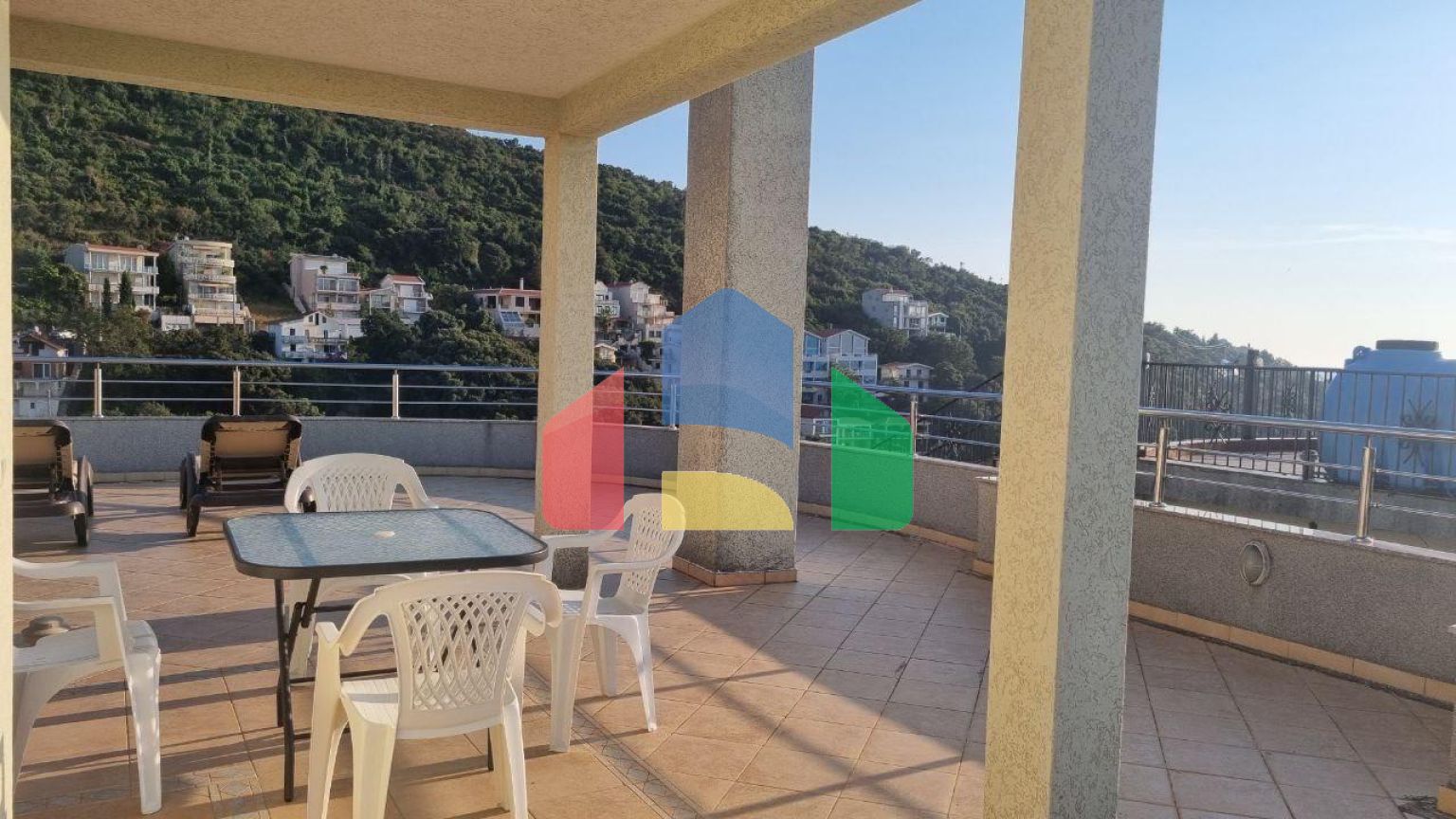 Просторный дом с апартаментами в 30 метрах от моря в Утехе с зоной отдыха и сада на участке