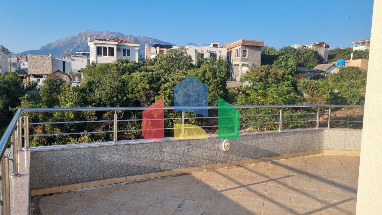 Просторный дом с апартаментами в 30 метрах от моря в Утехе с зоной отдыха и сада на участке