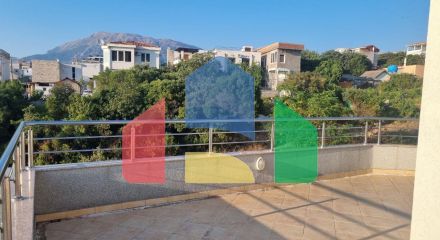 Просторный дом с апартаментами в 30 метрах от моря в Утехе с зоной отдыха и сада на участке