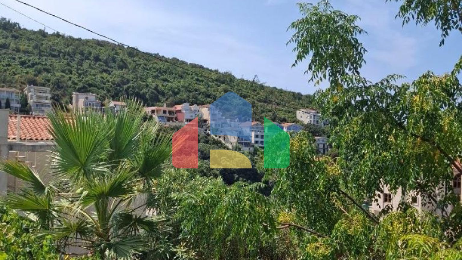 Просторный дом с апартаментами в 30 метрах от моря в Утехе с зоной отдыха и сада на участке