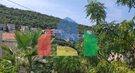 Просторный дом с апартаментами в 30 метрах от моря в Утехе с зоной отдыха и сада на участке