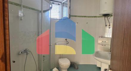 Просторный дом с апартаментами в 30 метрах от моря в Утехе с зоной отдыха и сада на участке