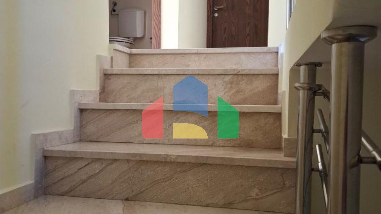 Просторный дом с апартаментами в 30 метрах от моря в Утехе с зоной отдыха и сада на участке