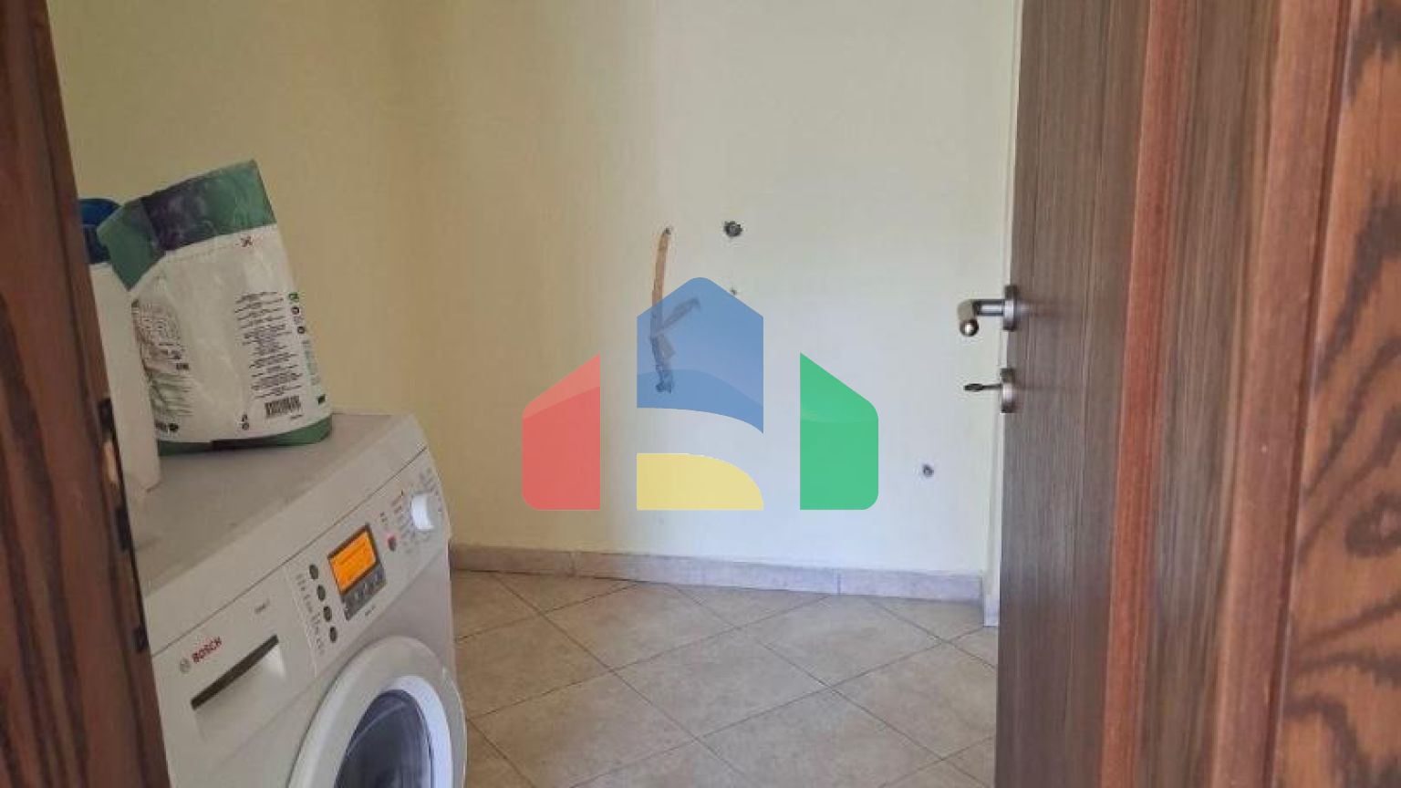 Просторный дом с апартаментами в 30 метрах от моря в Утехе с зоной отдыха и сада на участке