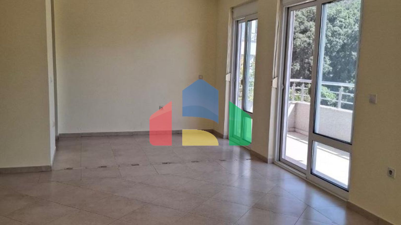 Просторный дом с апартаментами в 30 метрах от моря в Утехе с зоной отдыха и сада на участке