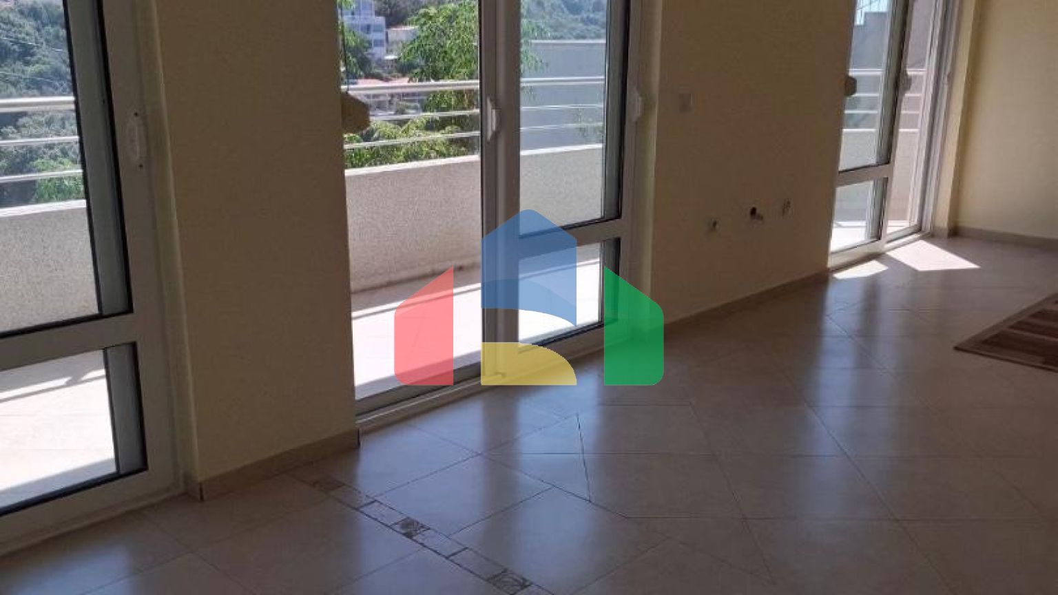 Просторный дом с апартаментами в 30 метрах от моря в Утехе с зоной отдыха и сада на участке