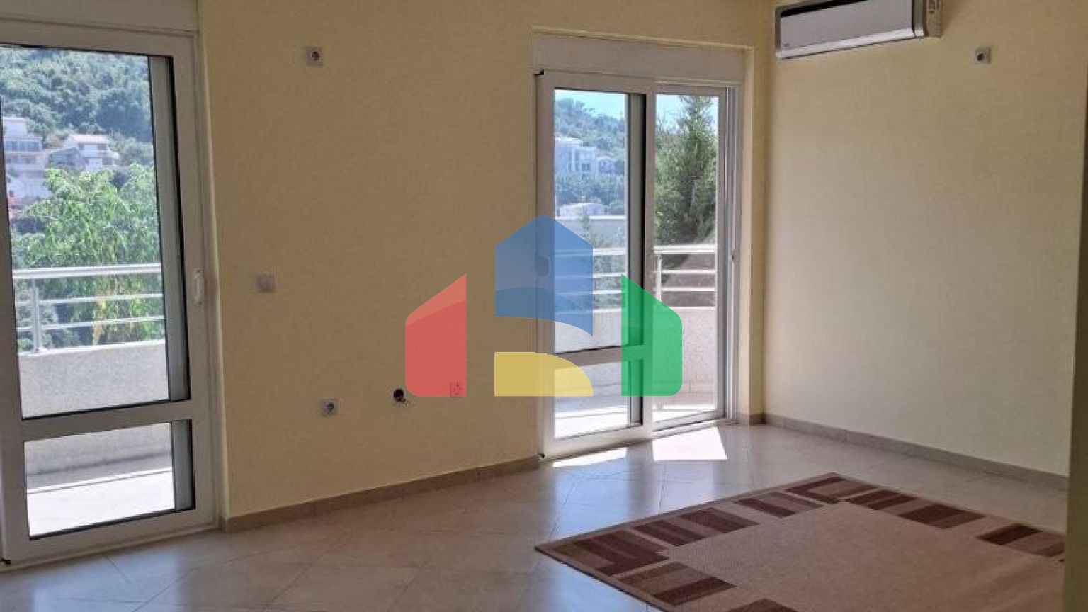 Просторный дом с апартаментами в 30 метрах от моря в Утехе с зоной отдыха и сада на участке