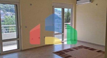 Просторный дом с апартаментами в 30 метрах от моря в Утехе с зоной отдыха и сада на участке