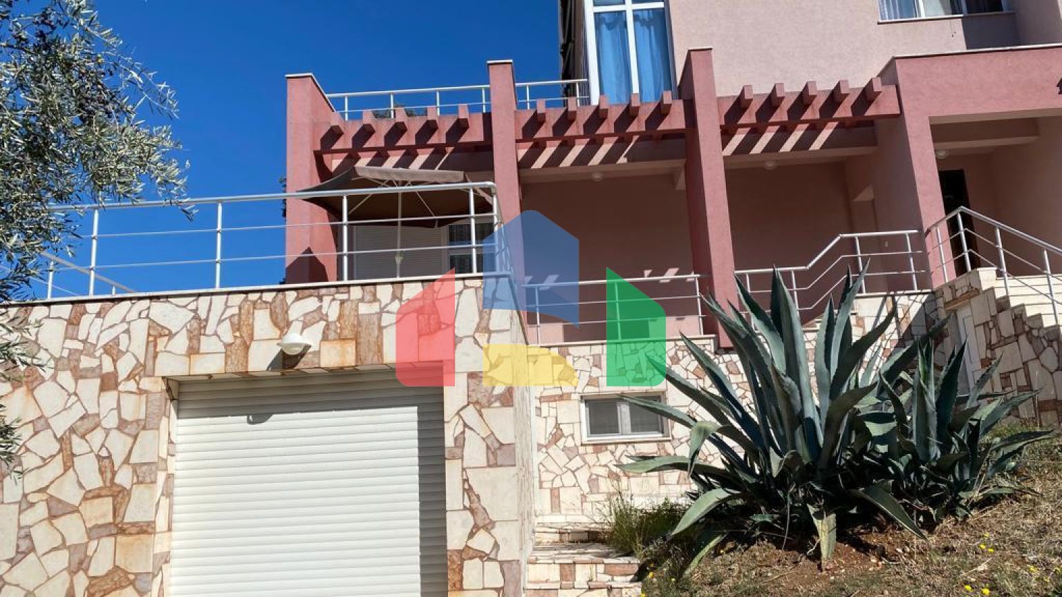 Продаётся вилла во второй линии от моря с большим участком 1046 м² в Утехе