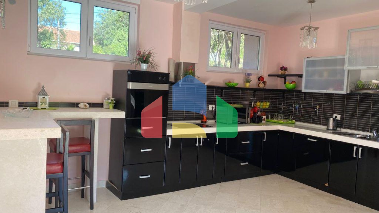 Продаётся вилла во второй линии от моря с большим участком 1046 м² в Утехе