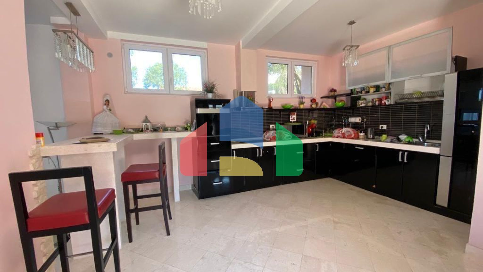 Продаётся вилла во второй линии от моря с большим участком 1046 м² в Утехе