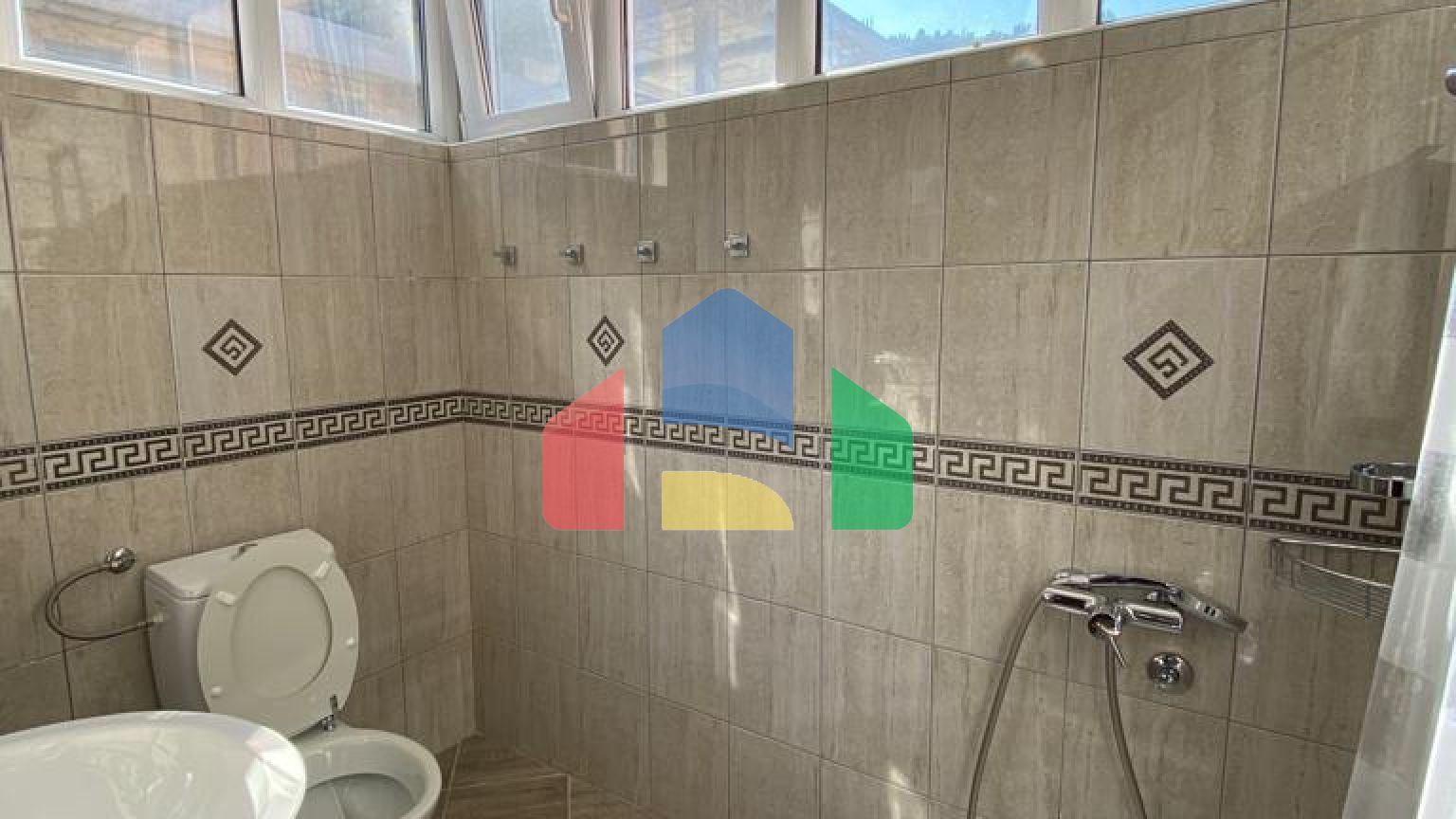 Продаётся вилла во второй линии от моря с большим участком 1046 м² в Утехе