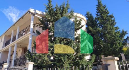 Дом в Утджехе, Видиковак с соснами на участке
