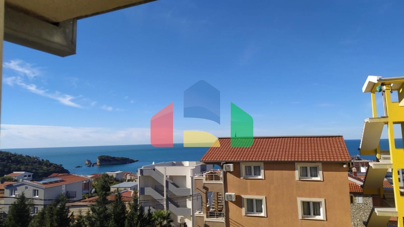 Дом в Утджехе, Видиковак с соснами на участке