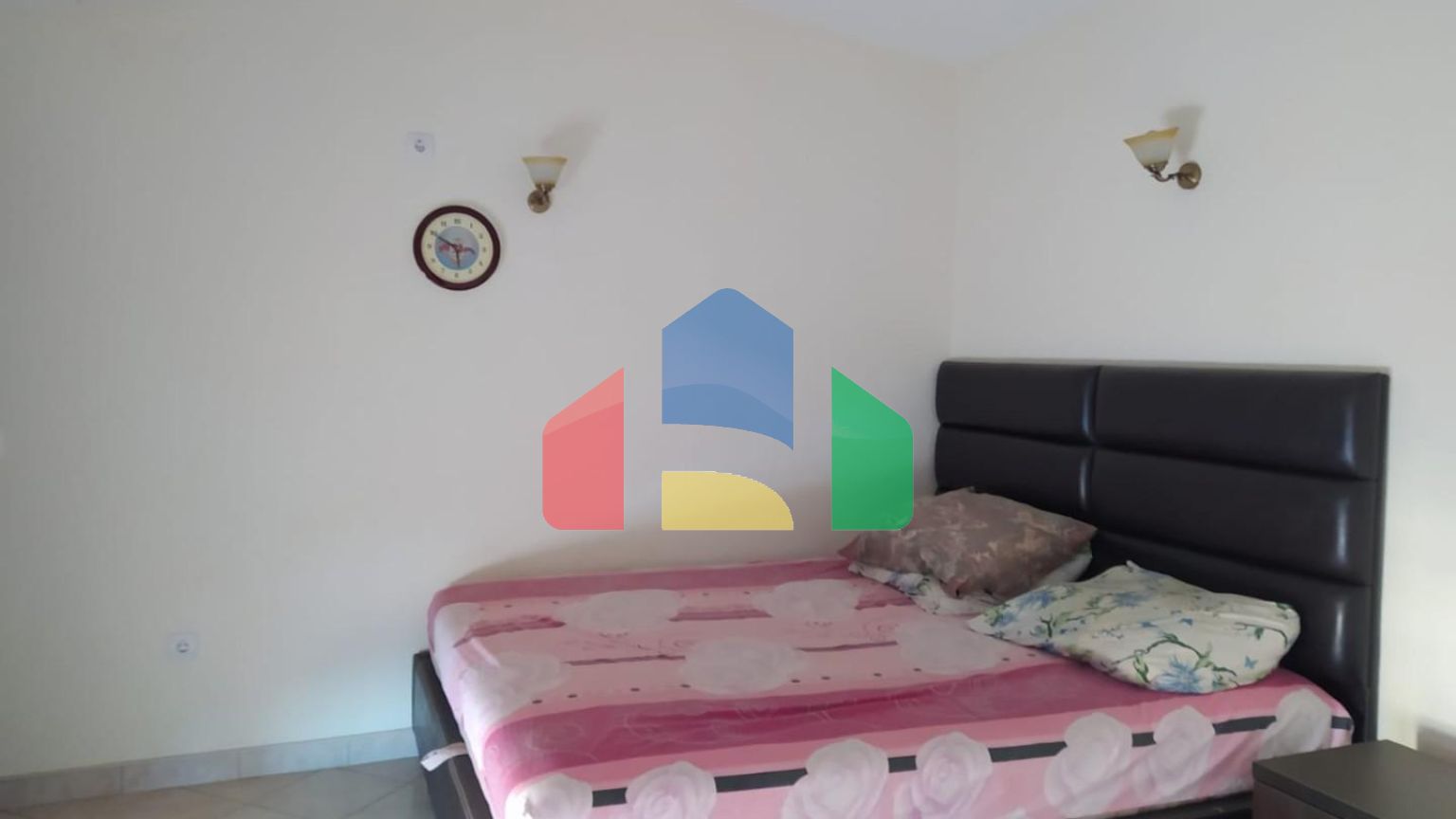 Дом в Утджехе, Видиковак с соснами на участке