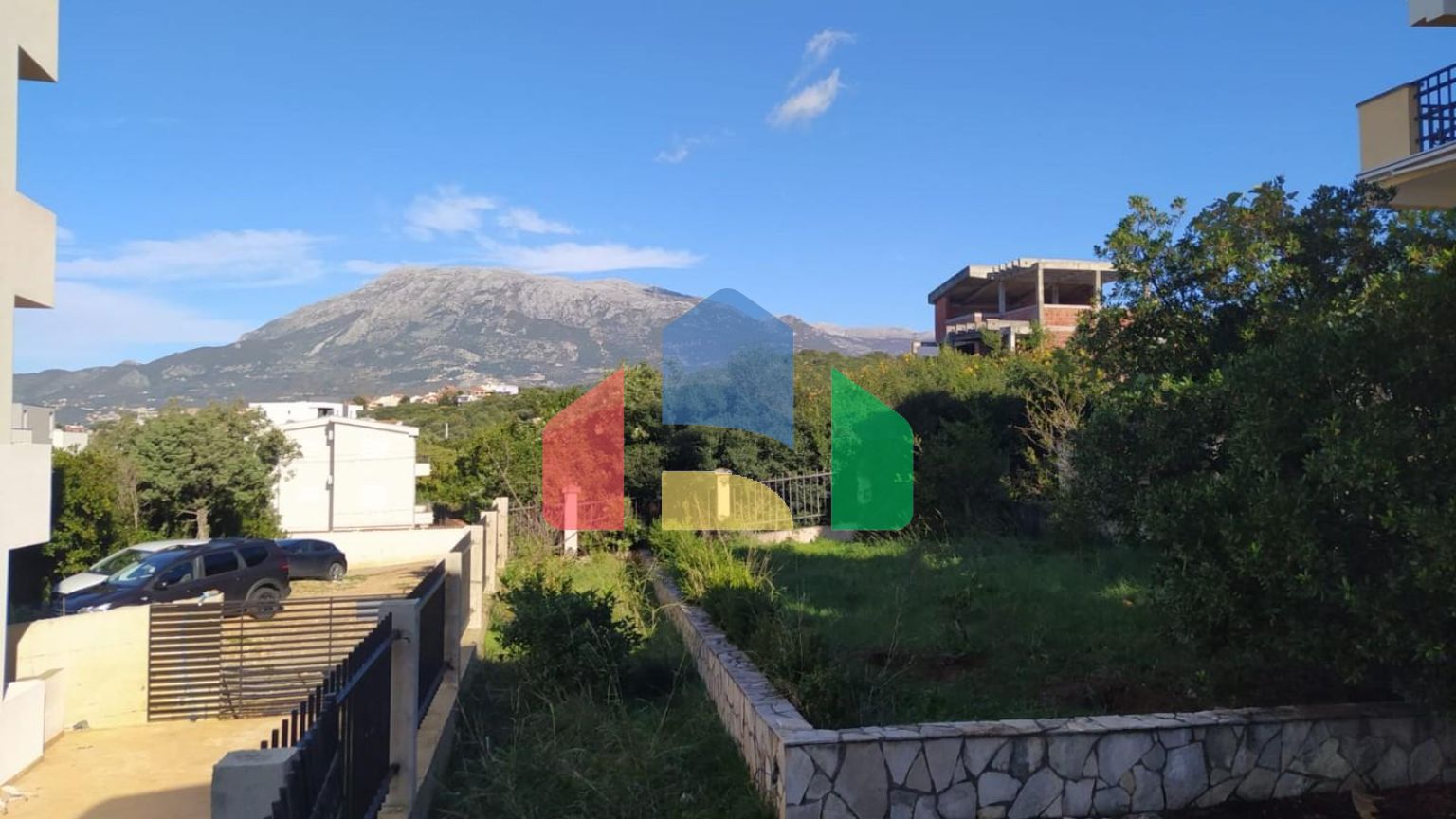 Дом в Утджехе, Видиковак с соснами на участке