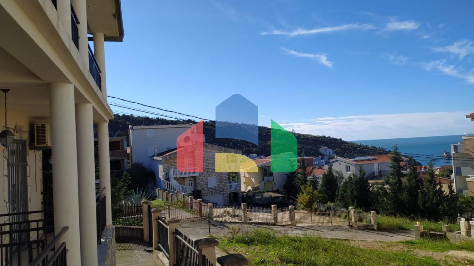 Дом в Утджехе, Видиковак с соснами на участке