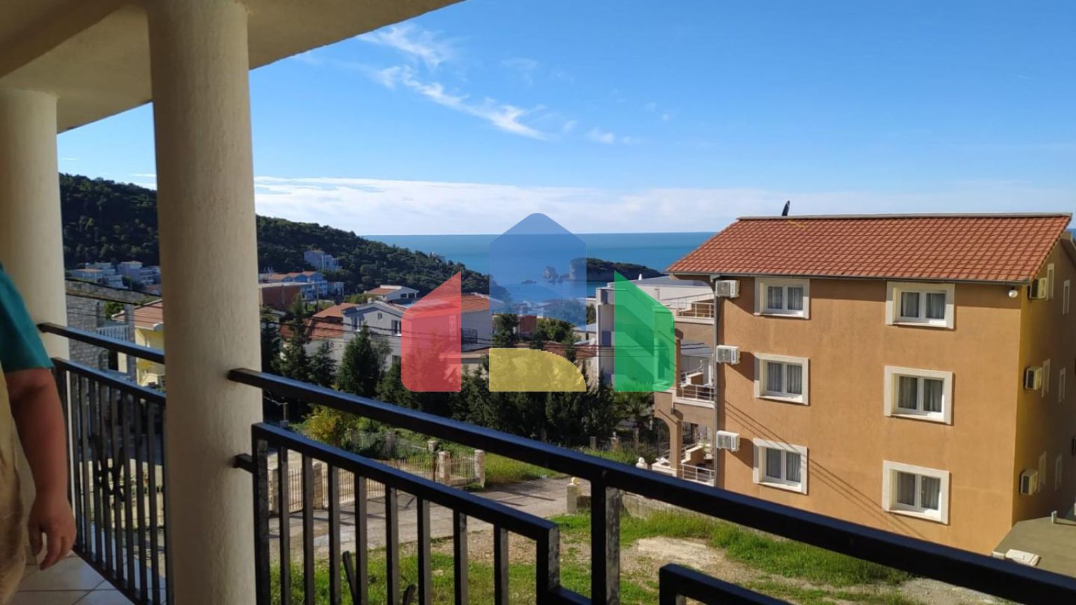 Дом в Утджехе, Видиковак с соснами на участке