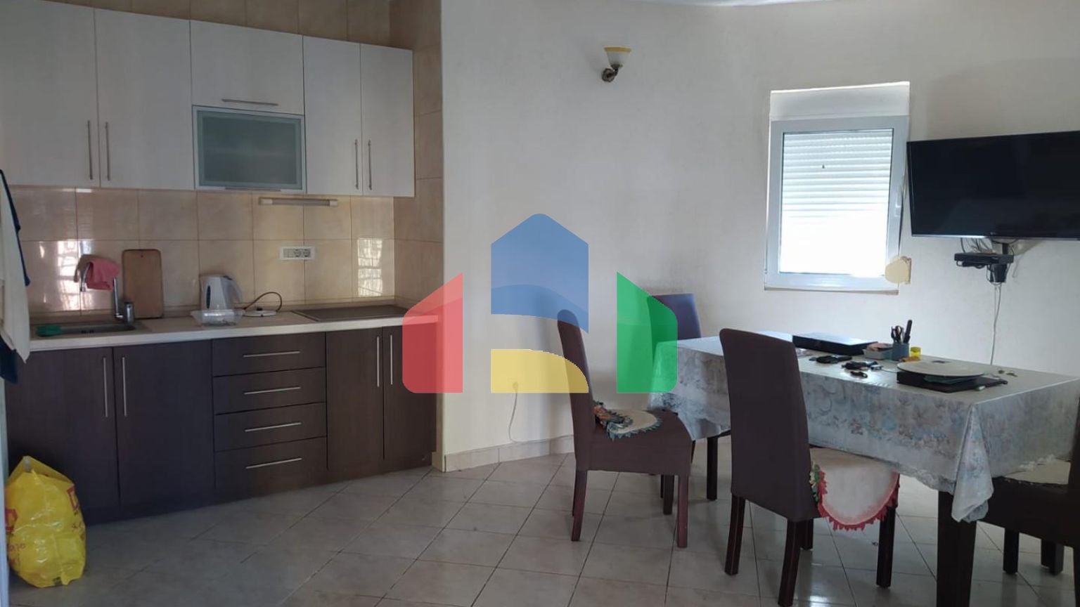 Дом в Утджехе, Видиковак с соснами на участке