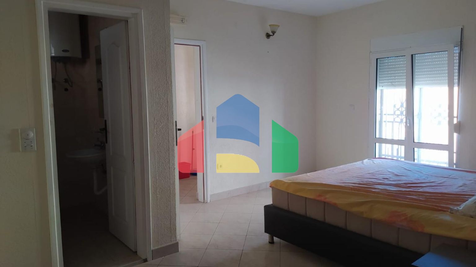 Дом в Утджехе, Видиковак с соснами на участке