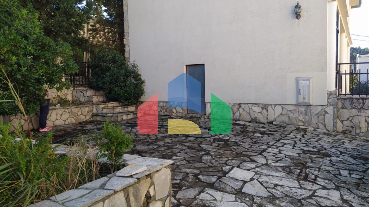 Дом в Утджехе, Видиковак с соснами на участке