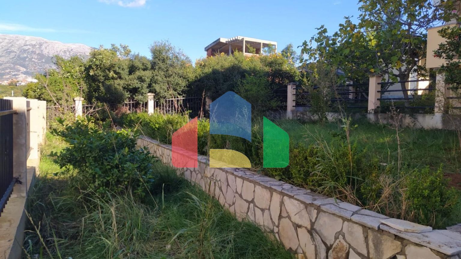 Дом в Утджехе, Видиковак с соснами на участке