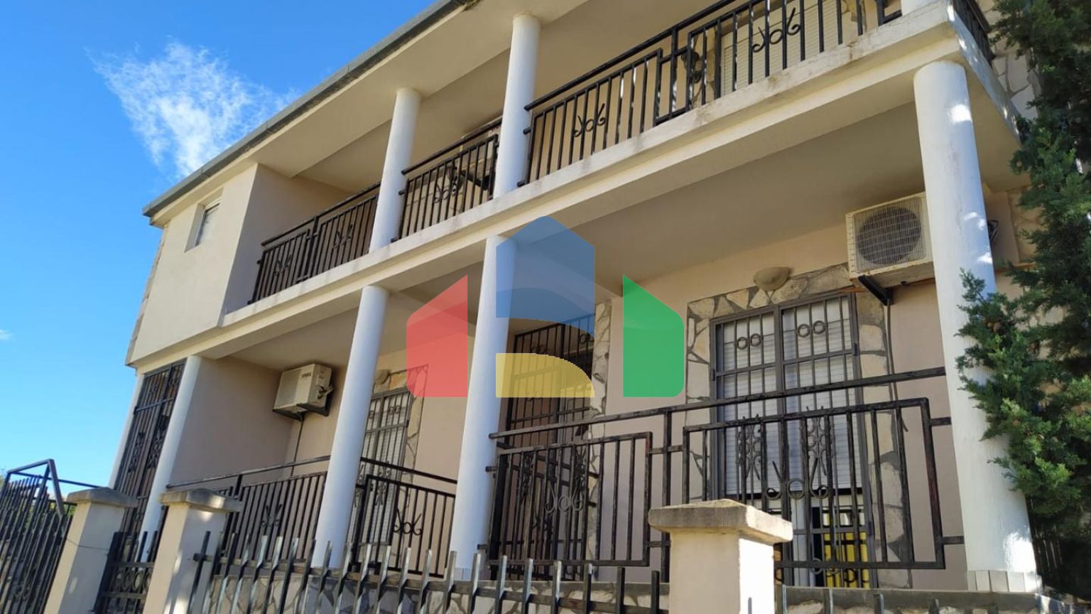 Дом в Утджехе, Видиковак с соснами на участке