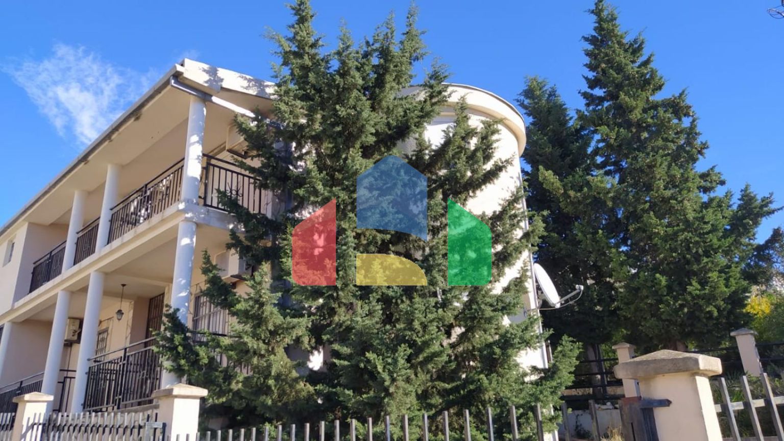 Дом в Утджехе, Видиковак с соснами на участке