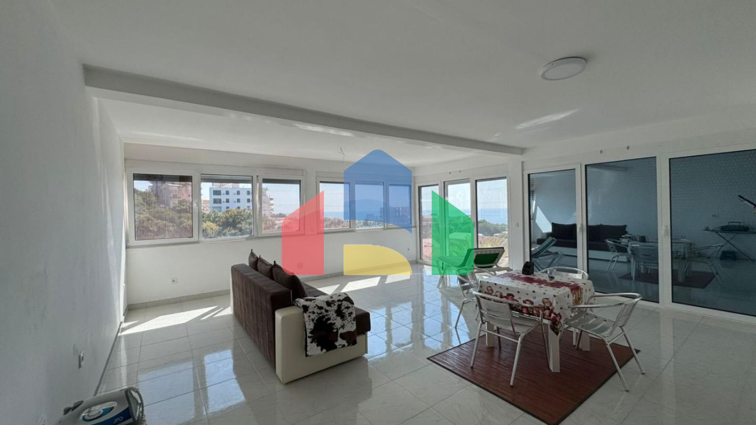 Дом с панорамным видом на море в Утехе, Кунье.