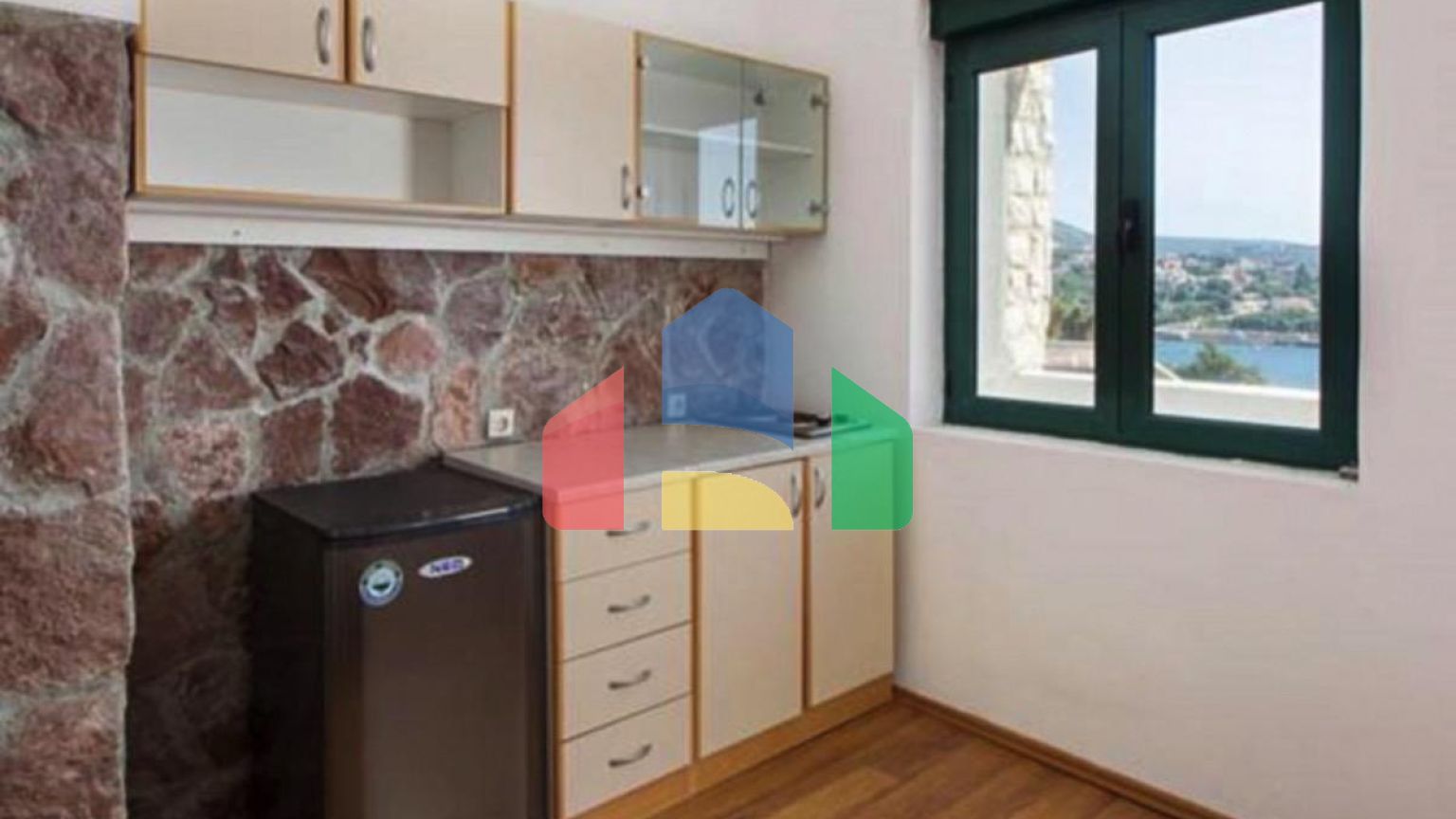 Дом с 4 апартаментами в 50 метрах от моря в Утехе