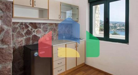 Дом с 4 апартаментами в 50 метрах от моря в Утехе