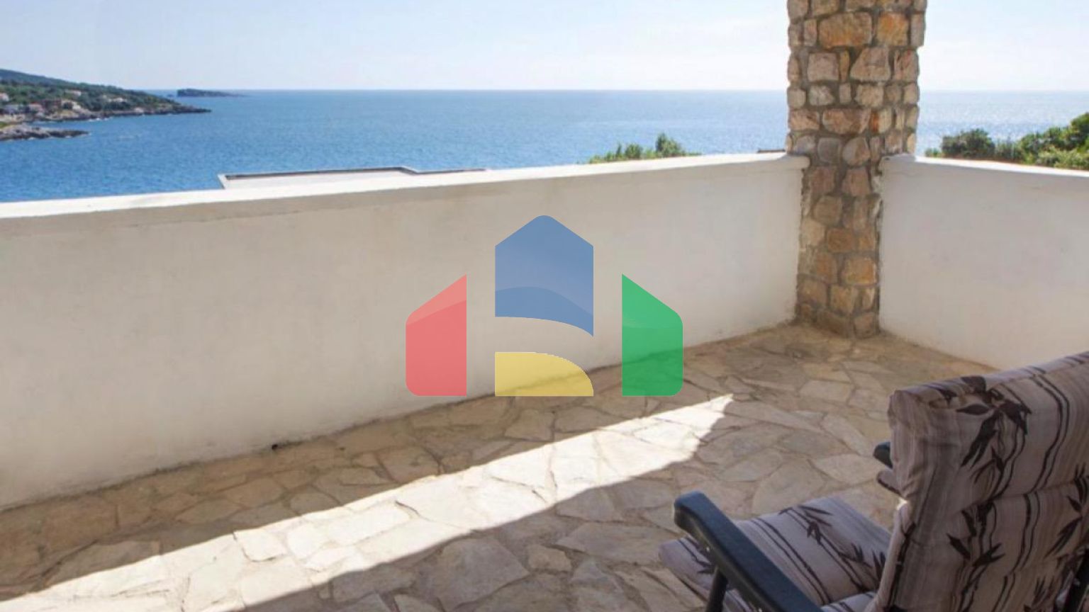 Дом с 4 апартаментами в 50 метрах от моря в Утехе