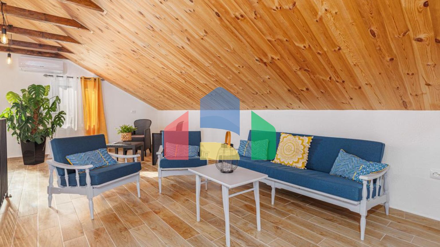 Легальный трехэтажный дом с гаражом в поселке Утеха