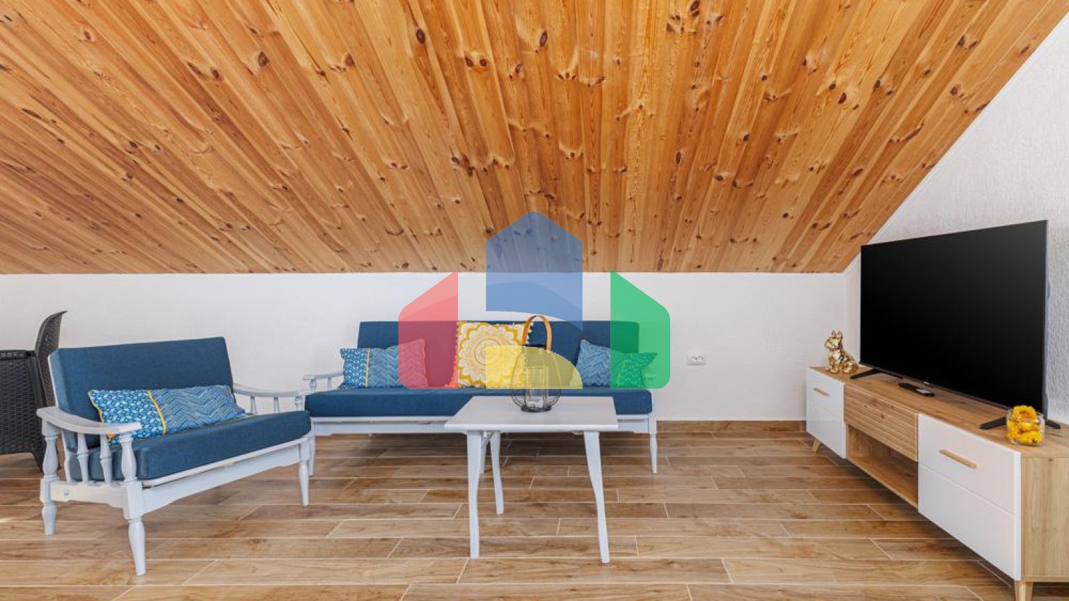 Легальный трехэтажный дом с гаражом в поселке Утеха