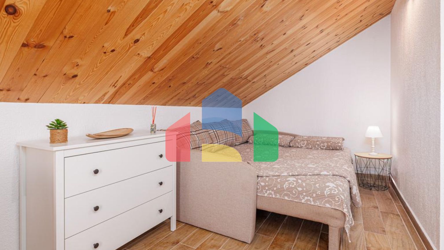 Легальный трехэтажный дом с гаражом в поселке Утеха