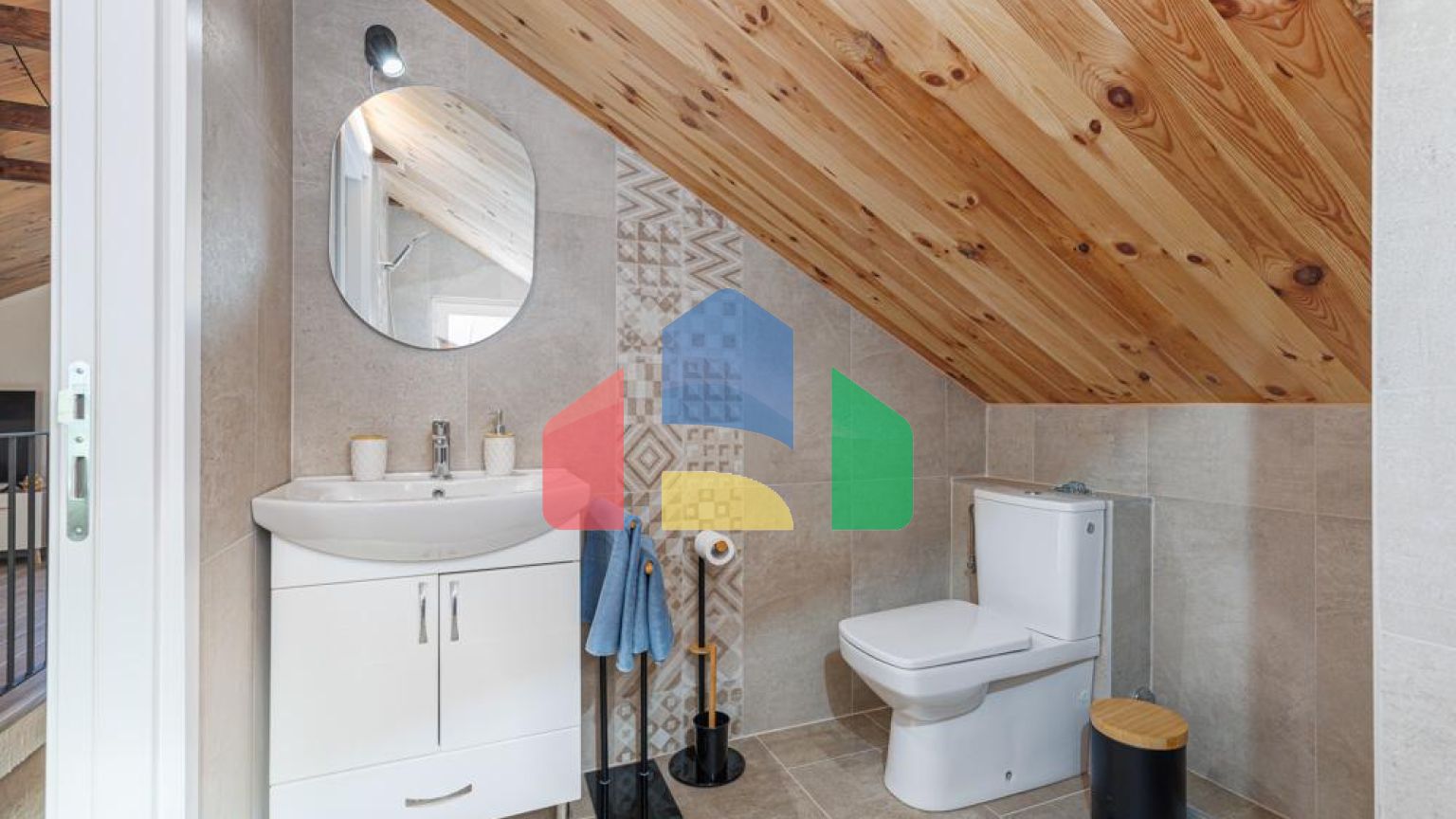 Легальный трехэтажный дом с гаражом в поселке Утеха