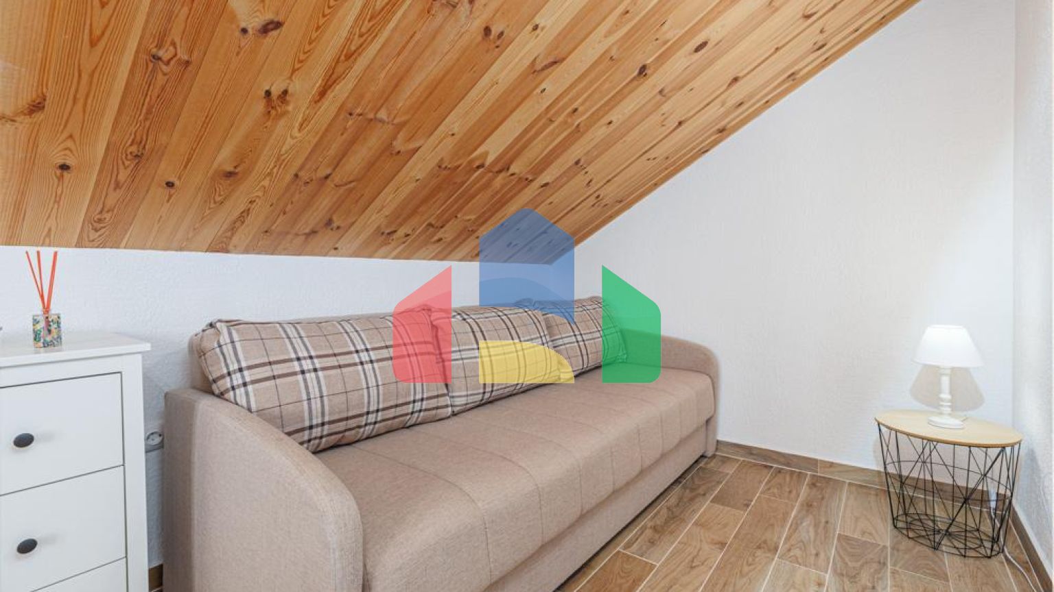 Легальный трехэтажный дом с гаражом в поселке Утеха