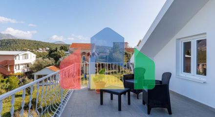 Легальный трехэтажный дом с гаражом в поселке Утеха