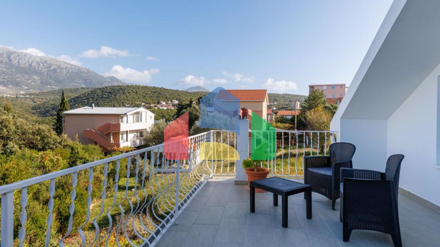 Легальный трехэтажный дом с гаражом в поселке Утеха