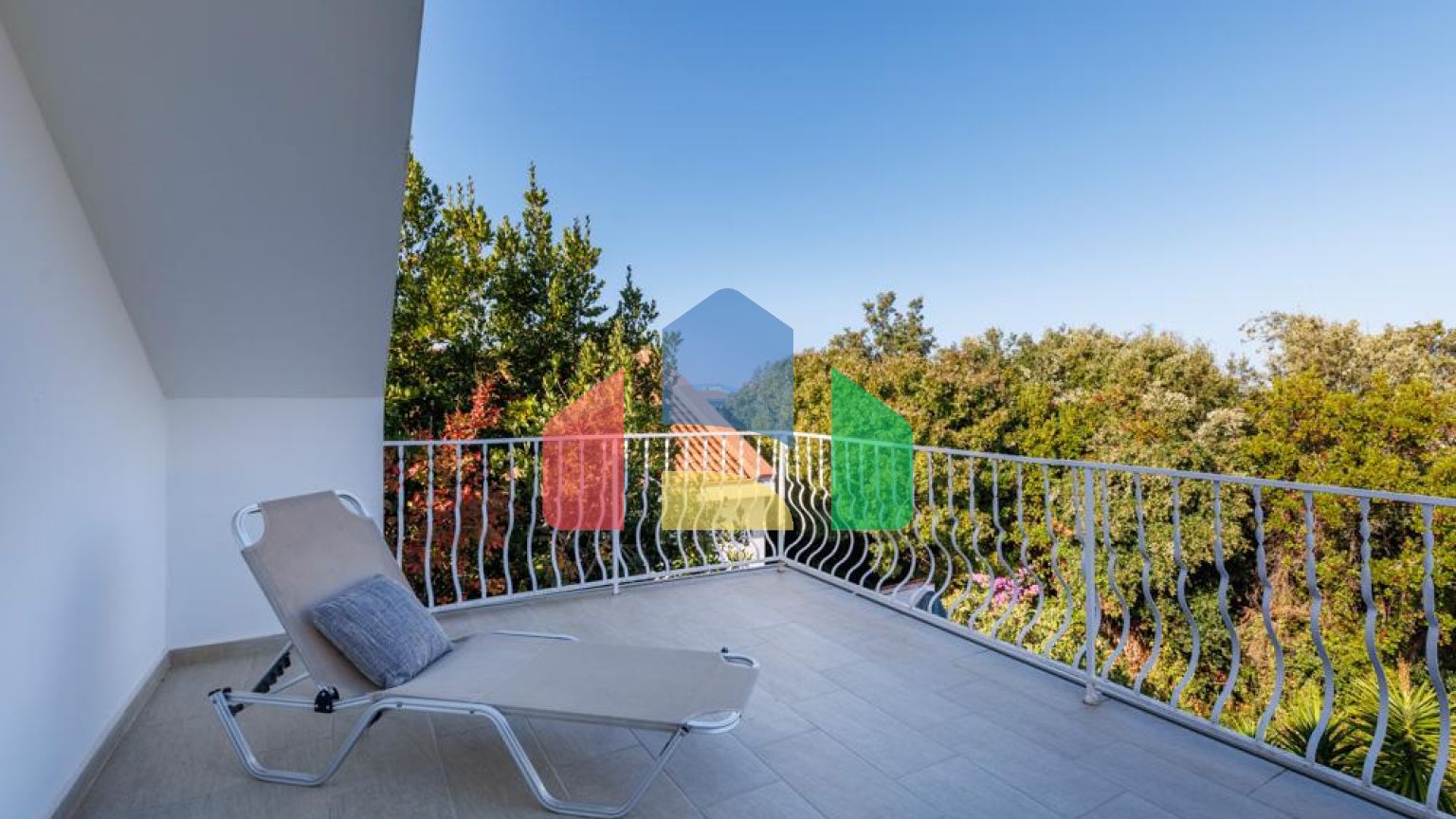 Легальный трехэтажный дом с гаражом в поселке Утеха