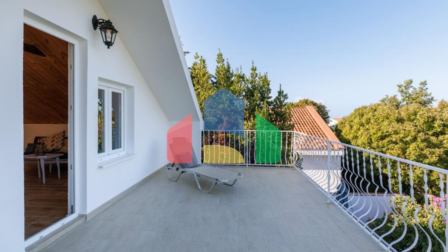 Легальный трехэтажный дом с гаражом в поселке Утеха