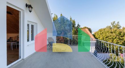 Легальный трехэтажный дом с гаражом в поселке Утеха